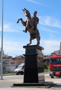 At Üstünde Atatürk Heykeli 350 cm