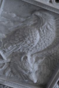 Aslan ve Baykuş mermer rölyef çalışması.