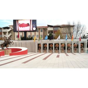 Türk Büyükler Büstü