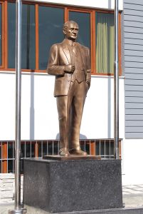 282 cm Sivil Kıyafetli Atatürk Büstü Sipariş